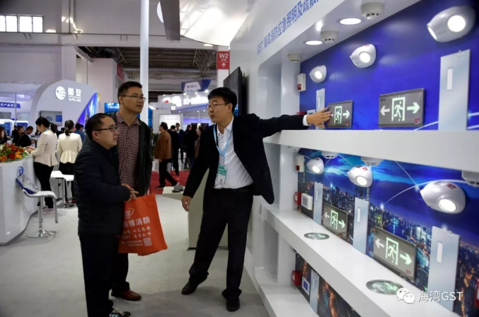 海灣消防工作人員向參觀者介紹系統情況，交流技術問題